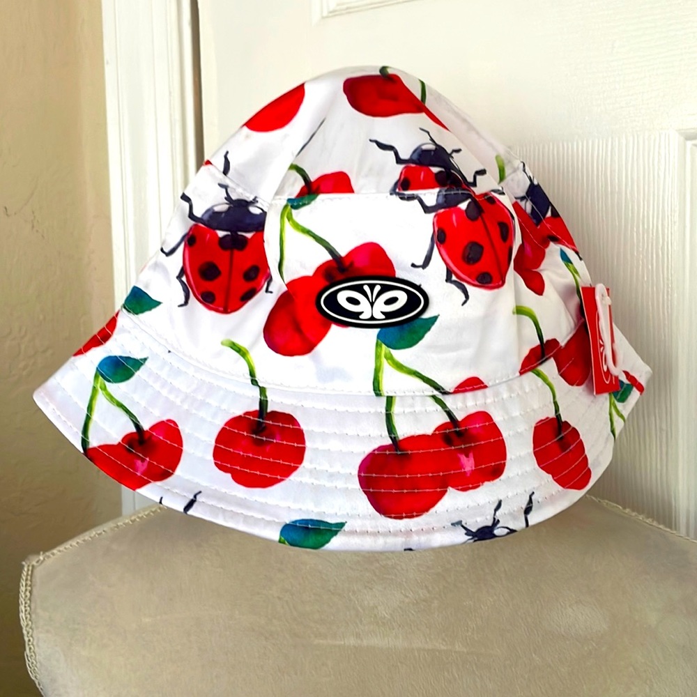 ♥️❤️🍒🐞Zumiez-Red Cherries and Ladybugs bucket hat